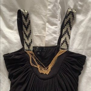 This dress it’s used and it’s ok condition.